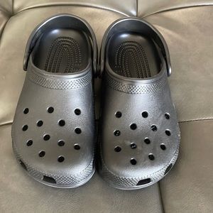 Black Crocs. Women’s size 4, Men and size 2.